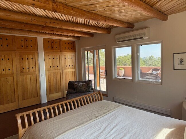 Building Photo - 15 Cielo Cumbre Rd