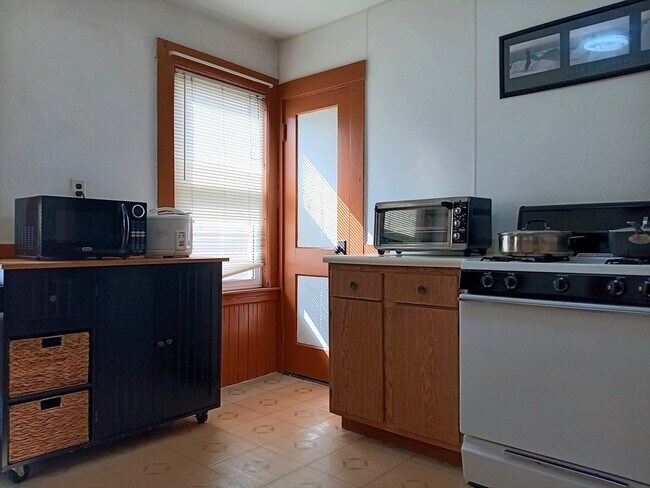 Building Photo - 44 Glencoe St