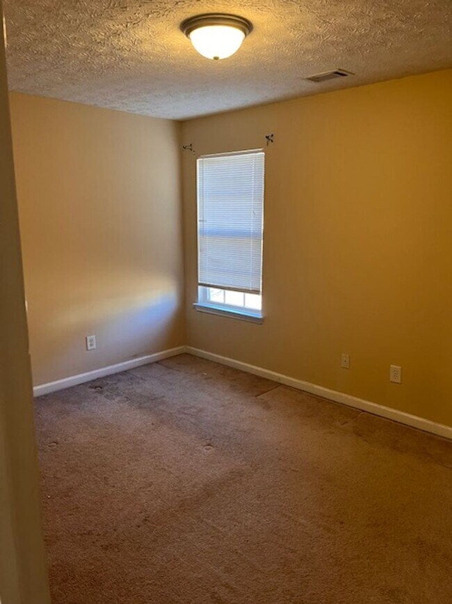 Building Photo - Home in Locust Grove