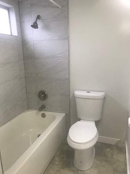 Shower/tub & toilet - 1303 44th Ave SW