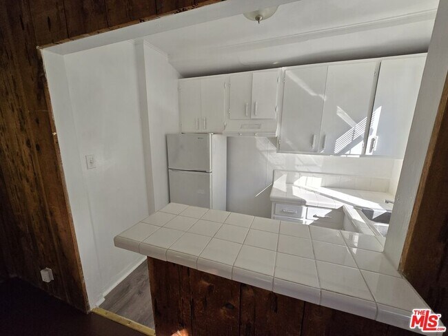 Building Photo - 815 N Poinsettia Pl