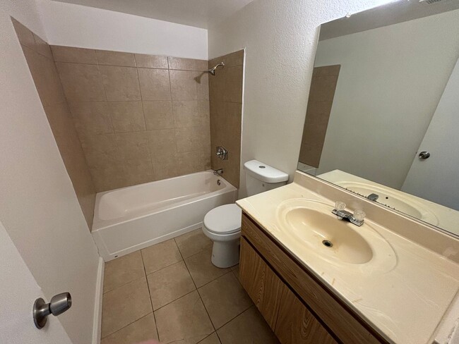 Building Photo - Modern and Spacious 3-Bedroom Townhome in ...