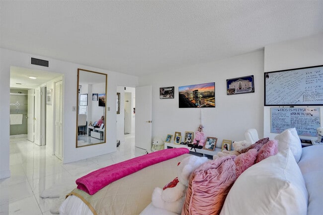 Building Photo - 18041 Biscayne Blvd