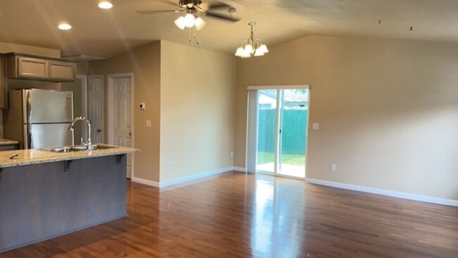 Building Photo - Open Floor plan 2 Bed 2 Bath Close to Down...