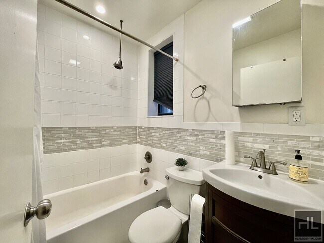 Building Photo - Prime Location!!! Spacious 1 bedroom with ...