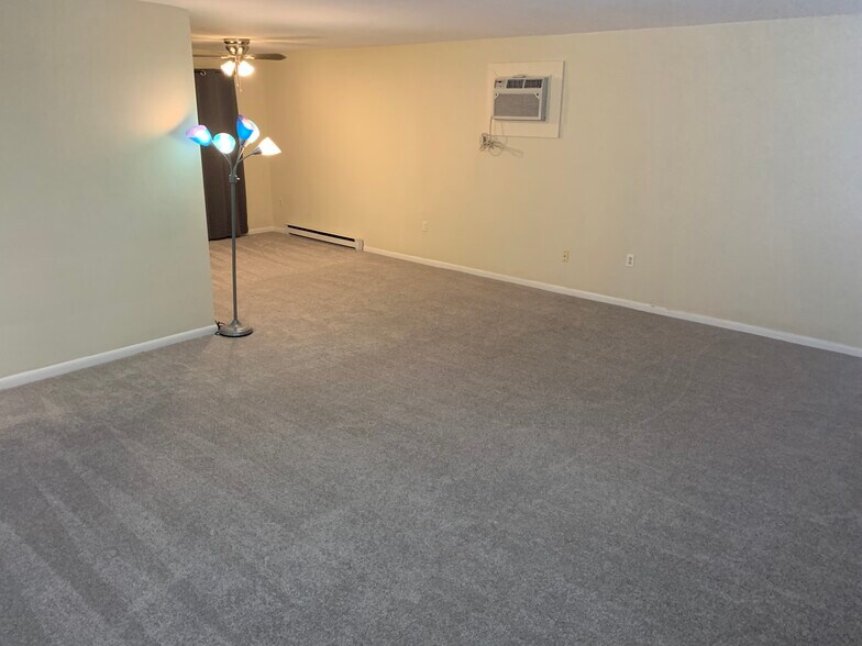 Open concept living/dining area - 1265 Woodmere Rd