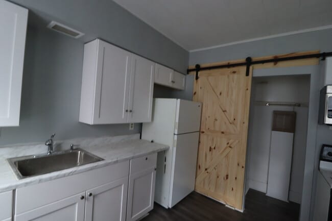 Building Photo - One Bedroom LOWER Duplex