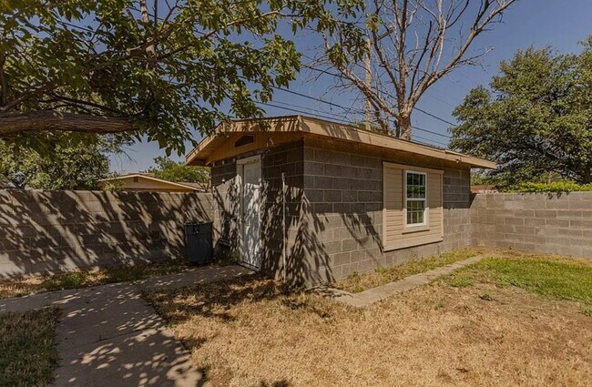 Building Photo - 3009 Century Ave