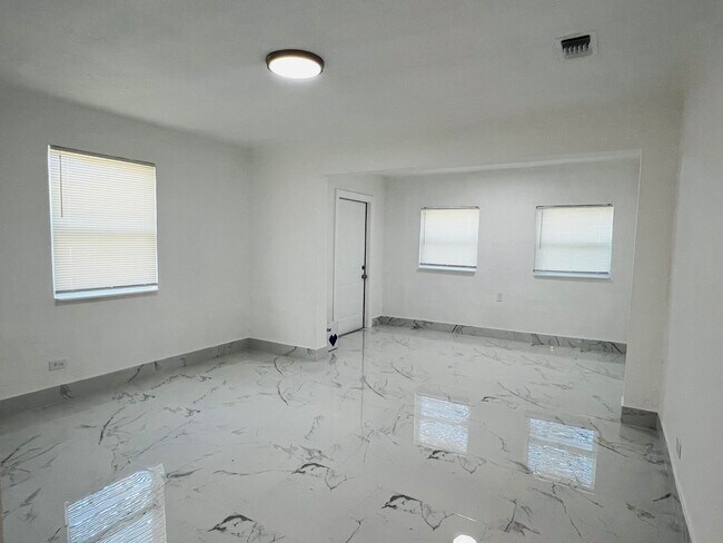 Building Photo - 525 NW 22nd Ave