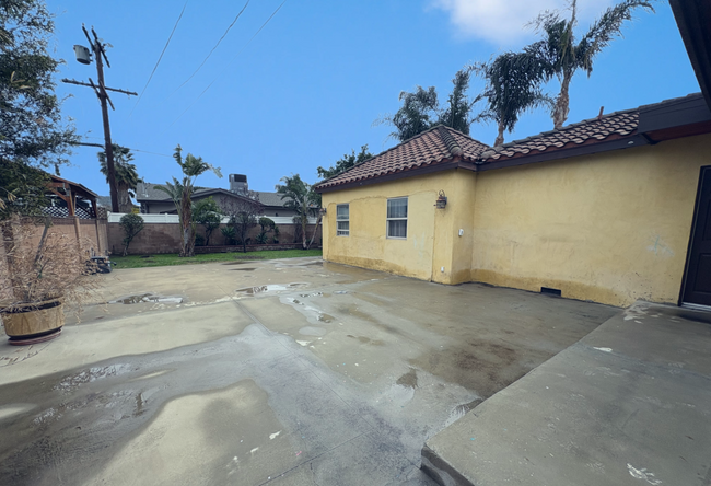 Building Photo - 3 + 2 Spacious NoHo Home with Beautiful In...