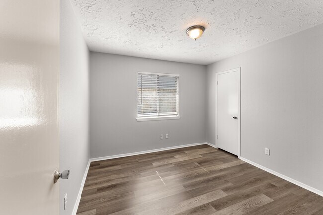 Building Photo - 1202 Manorglen Dr