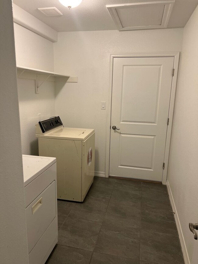 Building Photo - Large Corner Lot home with 3 full size bed...