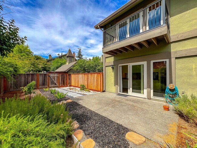 Building Photo - Beautifully Remodeled St. Helena Townhome with Pool Access & 2-Car Garage