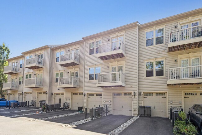 Building Photo - Welcome to this stunning 3-bedroom, 2.5-ba...