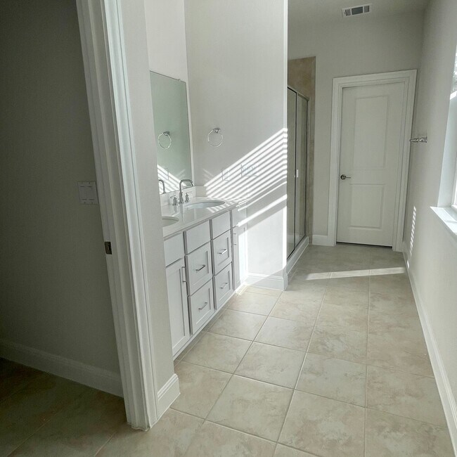 Building Photo - 15702 Ellinger Dr