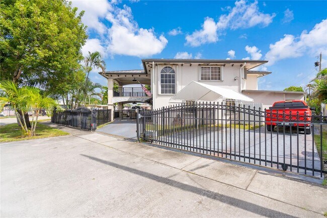 Building Photo - 1541 E 6th Ct