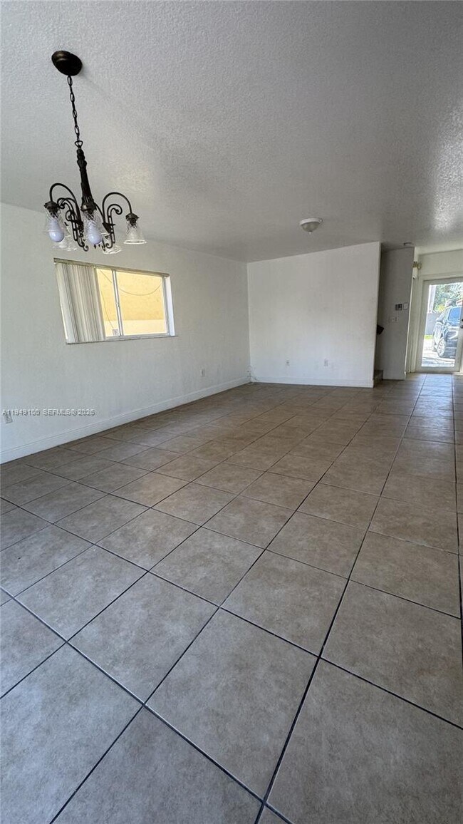 Building Photo - 9150 SE 13th Rd