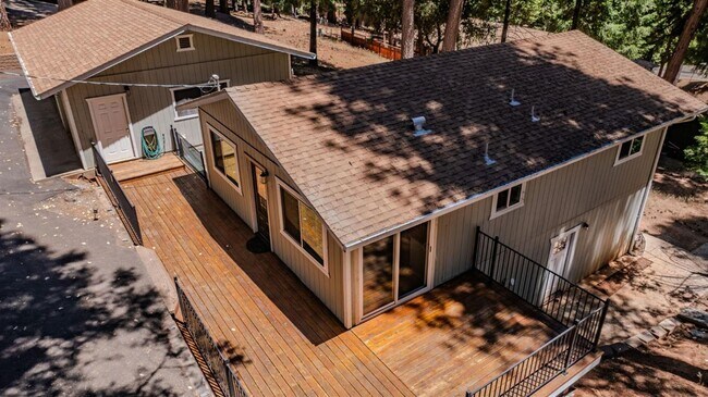 Building Photo - 16932 McKenzie Dr