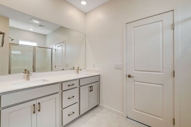 Building Photo - Spacious 3-Bed Summerlin Home with Den, Lo...