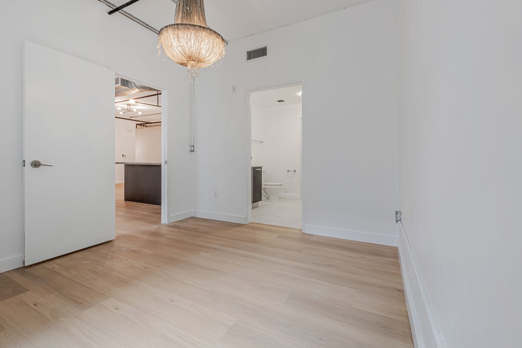 Building Photo - 645 W 9th St