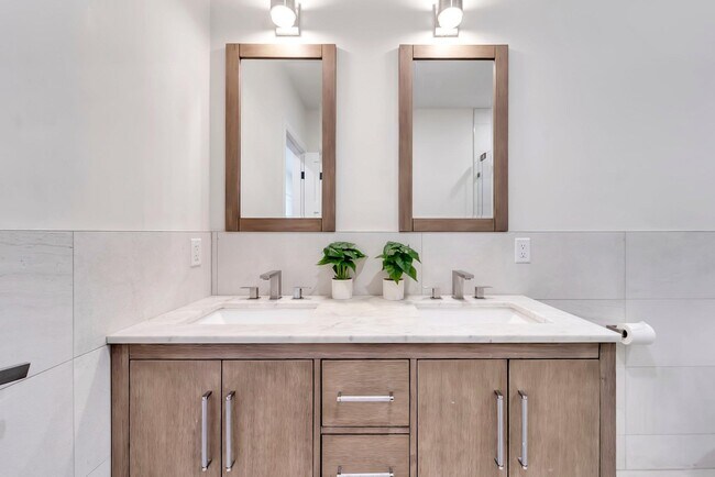 Building Photo - 285 JULIANNE Ter