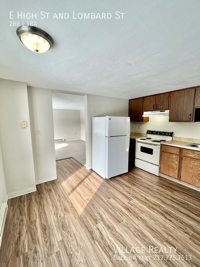 Building Photo - Huge 2-Bed apartment with washer/dryer hoo...