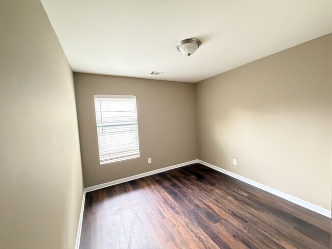 Building Photo - 3329 Fernview Dr
