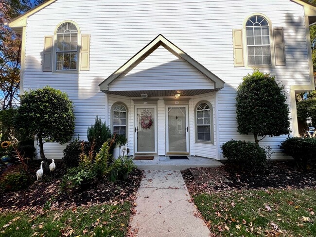 Building Photo - Beautiful 2-Bedroom End Unit Townhome in Ocean Lakes!