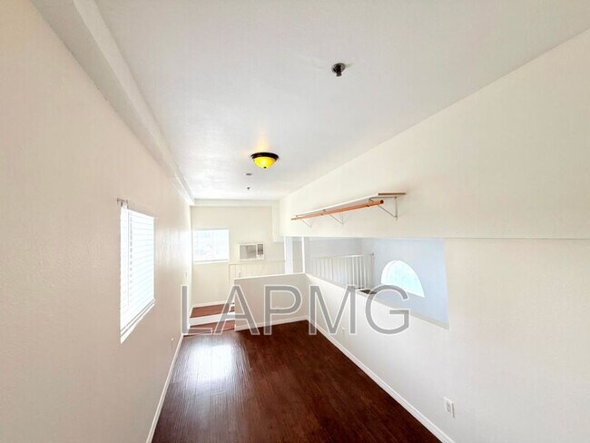 Building Photo - 432 N Kingsley Dr