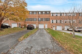 Building Photo - Available Now – Beautifully Updated 3 Bedr...