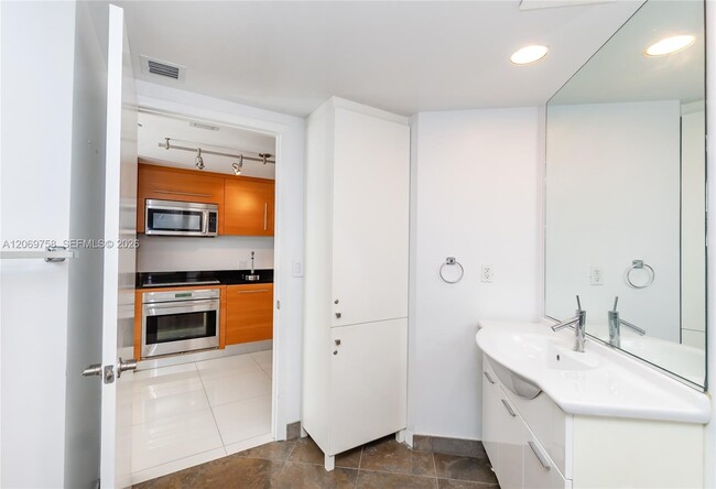Building Photo - 475 Brickell Ave