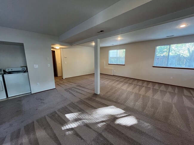 Building Photo - AVAILABLE NOW! Large 3-bedroom/3-bathroom ...