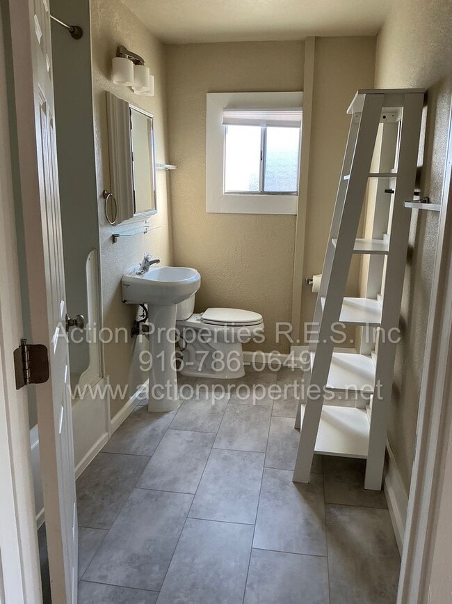 Building Photo - Move In Special! Central Roseville Bungalow 2 bedroom 1 Bathroom, Street Parking, Shed, No Yard