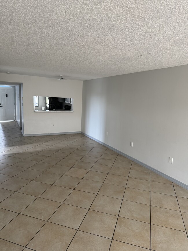 Building Photo - 2424 W Tampa Bay Blvd