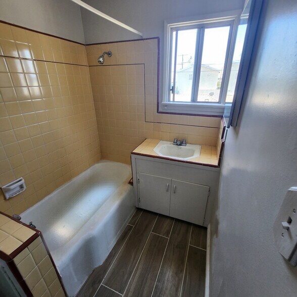 Bathroom - 1414 W 94th Pl