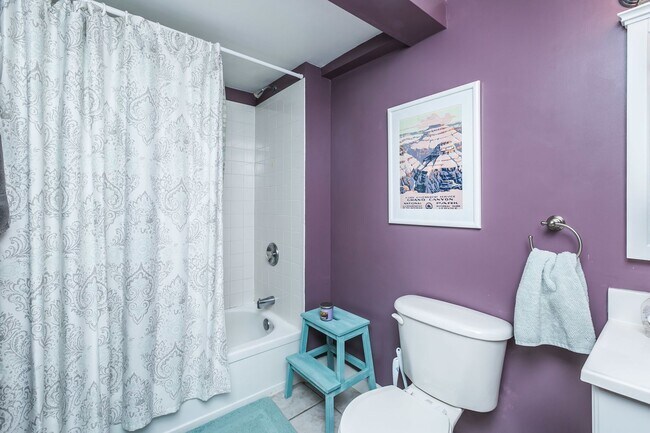 Building Photo - Amazing 3 bed 2 bath with a roof top deck ...