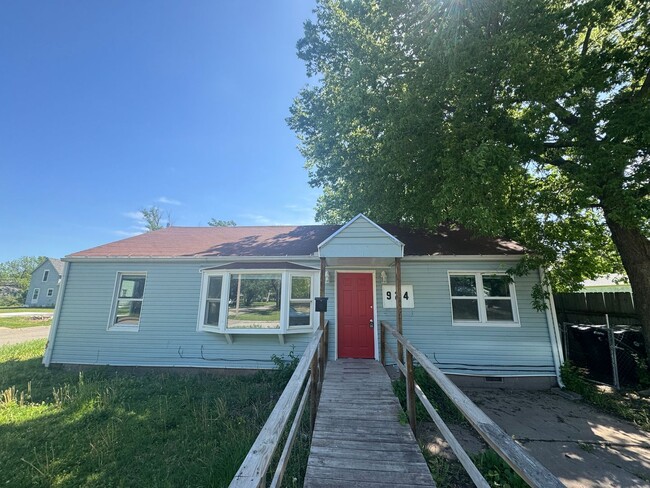 Building Photo - $895 - 3 bed 1 bath - Single Family Home