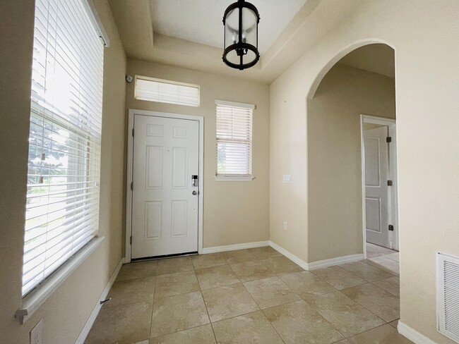 Building Photo - 8221 Lakeview Crossing Dr