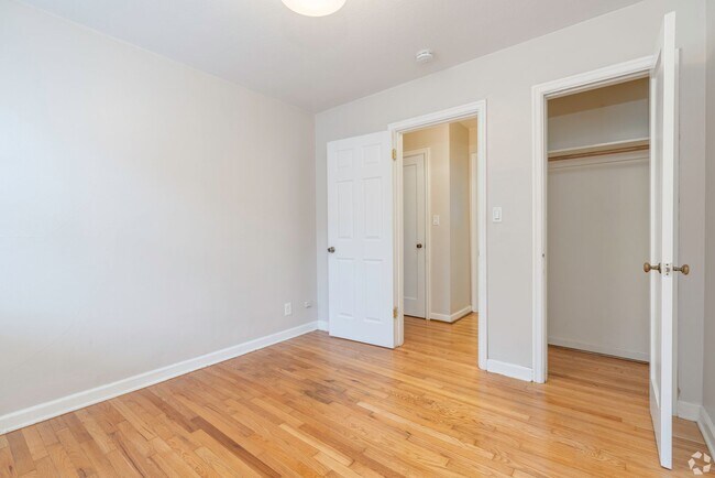 Building Photo - Lovely 1 Bed, 1 Bath at Irving Court Apartments