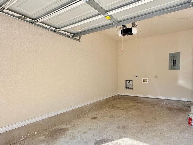 Building Photo - 3 bed 2 bath townhome in Leon Valley near ...