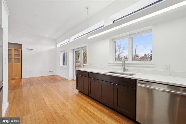 Building Photo - 29 Rolling Rd