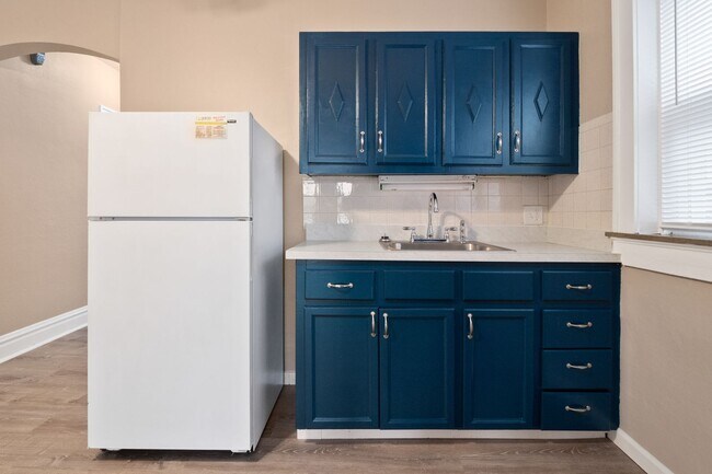 Building Photo - Super He-Moon