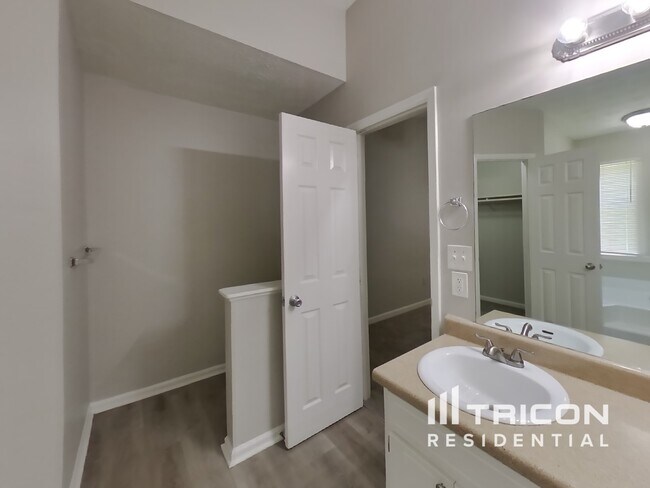 Building Photo - 270 Rosewood Dr