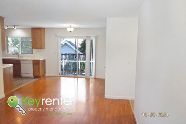Building Photo - Charming 3 bed 2 bath home with spacious b...