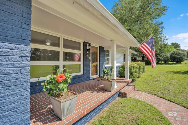 Building Photo - 252 South Dr