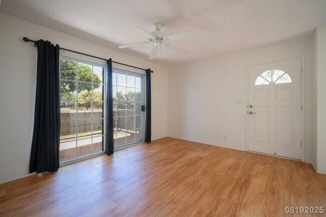 Building Photo - Bright and Cozy 2BR/1BA/1PKG unit in Royal...