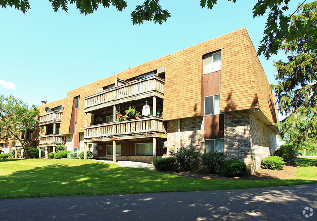 Primary Photo - Foxes' Lair Apartments