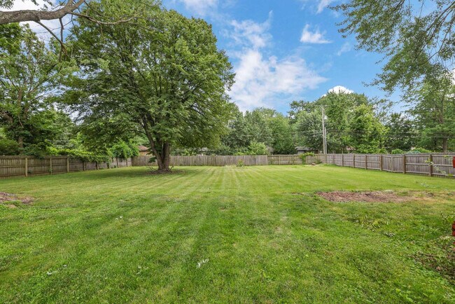 Building Photo - 3695 Montclair Dr