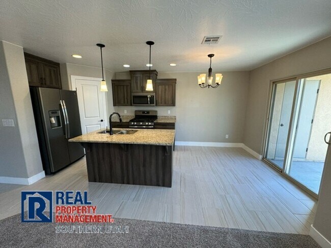 Building Photo - Desert Hills Townhome