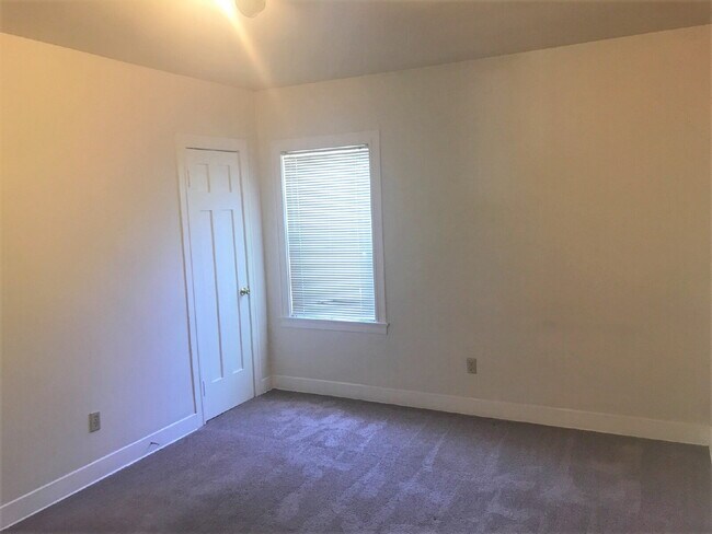 Building Photo - 5 bed/3 bath and 3 kitchen house in West U...